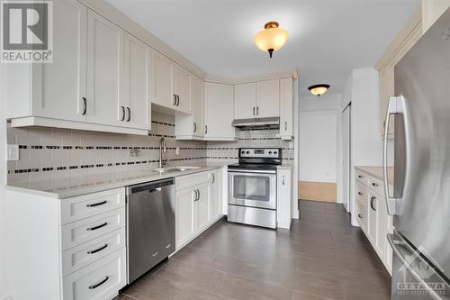 Updated and filled with light - 40 Boteler Street Unit#604, Ottawa, ON - Indoor Photo Showing Kitchen