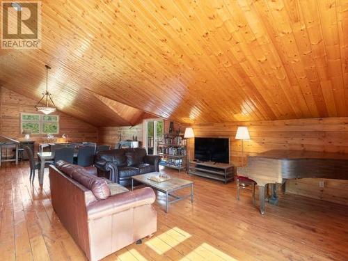 1130 Annie Lake Road, Whitehorse South, YT - Indoor Photo Showing Living Room