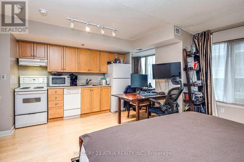 809 - 210 Victoria Street, Toronto (Church-Yonge Corridor), ON - Indoor Photo Showing Kitchen