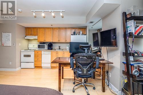 809 - 210 Victoria Street, Toronto (Church-Yonge Corridor), ON - Indoor Photo Showing Kitchen