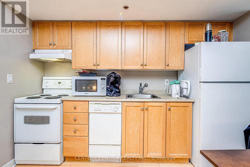 809 - 210 Victoria Street, Toronto (Church-Yonge Corridor), ON - Indoor Photo Showing Kitchen