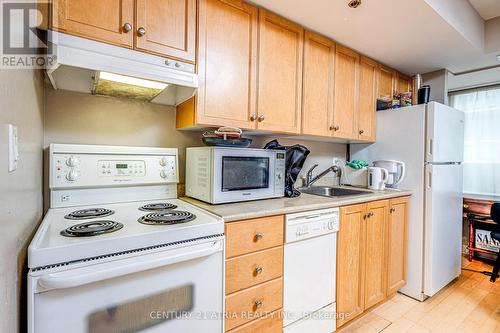 809 - 210 Victoria Street, Toronto (Church-Yonge Corridor), ON - Indoor Photo Showing Kitchen