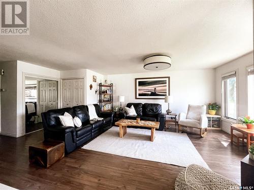 307 6Th Avenue E, Nipawin, SK - Indoor Photo Showing Living Room