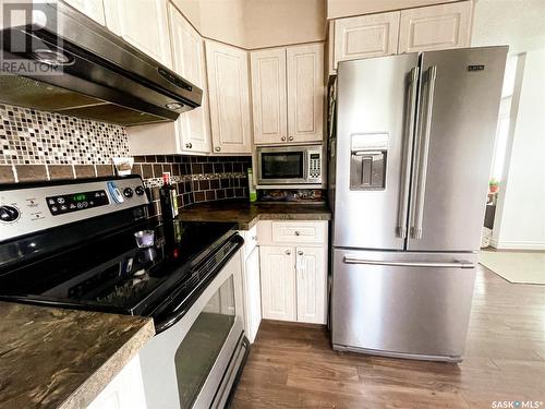 307 6Th Avenue E, Nipawin, SK - Indoor Photo Showing Kitchen