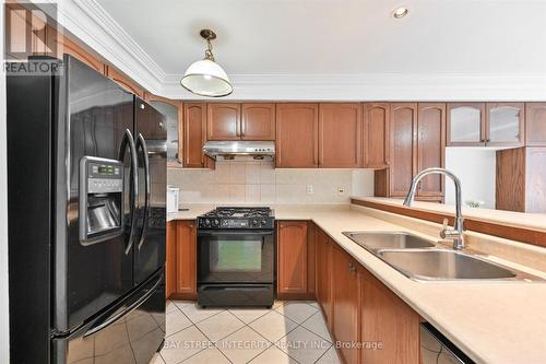 33 Ramsgate Court, Markham, ON - Indoor Photo Showing Kitchen With Double Sink