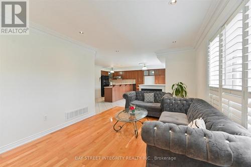 33 Ramsgate Court, Markham, ON - Indoor Photo Showing Living Room