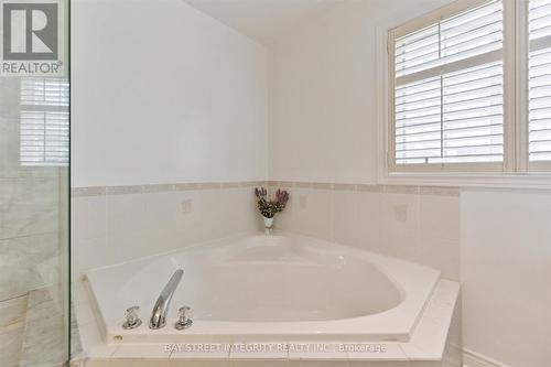 33 Ramsgate Court, Markham, ON - Indoor Photo Showing Bathroom