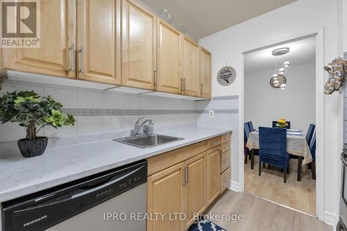 607 - 3025 Queen Frederica Drive, Mississauga (Applewood), ON - Indoor Photo Showing Kitchen