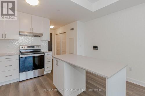 726 - 3200 William Coltson Avenue, Oakville, ON - Indoor Photo Showing Kitchen