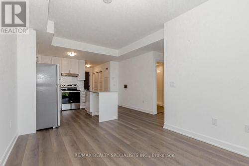 726 - 3200 William Coltson Avenue, Oakville, ON - Indoor Photo Showing Kitchen