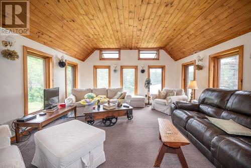 89-119 Meilleurs Road, Laurentian Hills, ON - Indoor Photo Showing Living Room