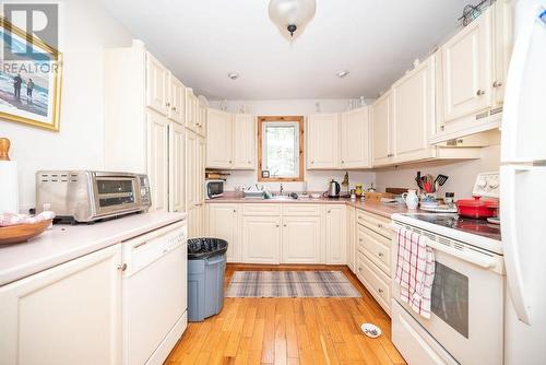 89-119 Meilleurs Road, Laurentian Hills, ON - Indoor Photo Showing Kitchen