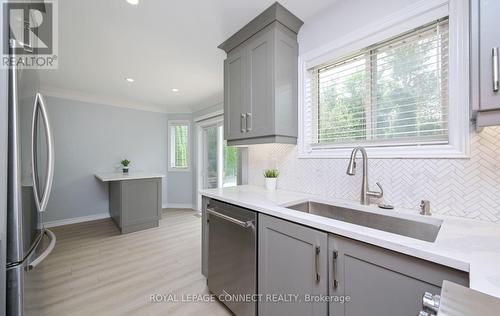 103 Gore Drive, Barrie (Ardagh), ON - Indoor Photo Showing Kitchen With Upgraded Kitchen