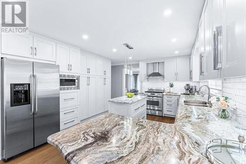 88 River Ridge Boulevard, Aurora (Bayview Northeast), ON - Indoor Photo Showing Kitchen With Upgraded Kitchen