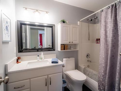 1037 Raven Cres, Kamloops, BC - Indoor Photo Showing Bathroom