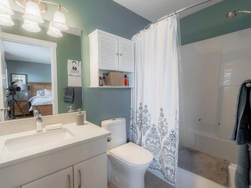 1037 Raven Cres, Kamloops, BC - Indoor Photo Showing Bathroom