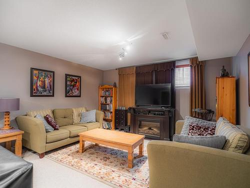 1037 Raven Cres, Kamloops, BC - Indoor Photo Showing Living Room