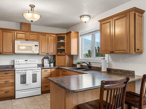 1528 Wedgewood Cres, Kamloops, BC - Indoor Photo Showing Kitchen With Double Sink