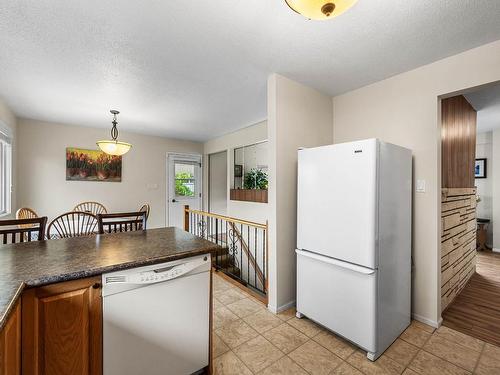 1528 Wedgewood Cres, Kamloops, BC - Indoor Photo Showing Kitchen