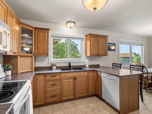 1528 Wedgewood Cres, Kamloops, BC - Indoor Photo Showing Kitchen With Double Sink