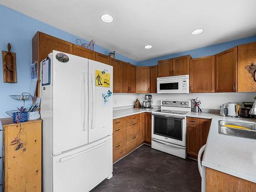 2960 Mclean Place, Merritt, BC - Indoor Photo Showing Kitchen