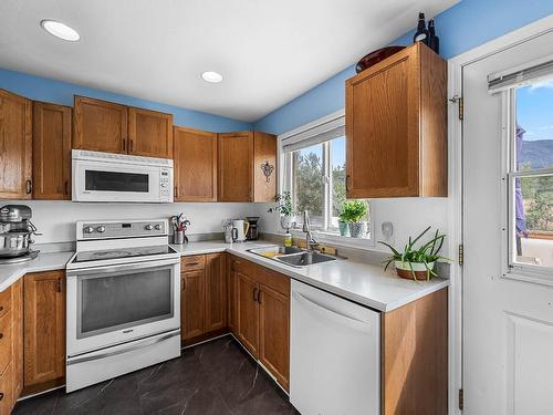 2960 Mclean Place, Merritt, BC - Indoor Photo Showing Kitchen With Double Sink