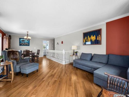 2960 Mclean Place, Merritt, BC - Indoor Photo Showing Living Room