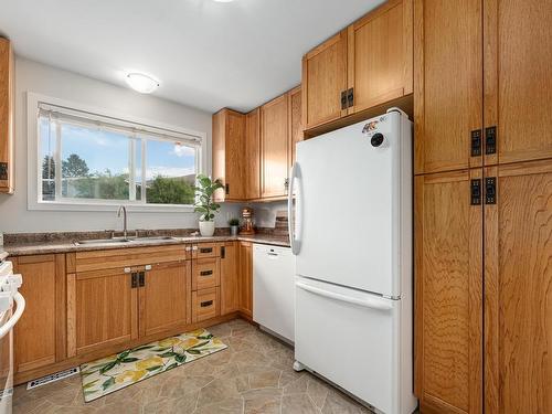 1240 Semlin Drive, Ashcroft, BC - Indoor Photo Showing Kitchen With Double Sink