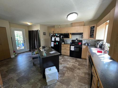 4702 Spurraway Road, Kamloops, BC - Indoor Photo Showing Kitchen With Double Sink