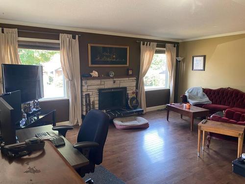 4702 Spurraway Road, Kamloops, BC - Indoor Photo Showing Living Room With Fireplace