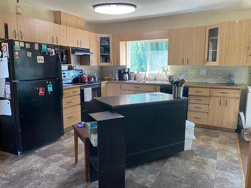 4702 Spurraway Road, Kamloops, BC - Indoor Photo Showing Kitchen With Double Sink