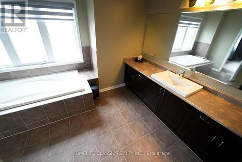 141 Willet Terrace, Milton (Harrison), ON - Indoor Photo Showing Bathroom