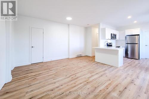 5 - 1052 Barton Street E, Hamilton (Crown Point), ON - Indoor Photo Showing Kitchen