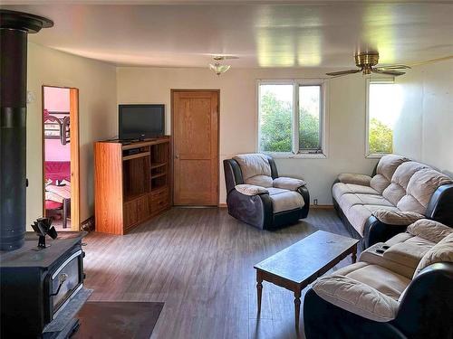 166055 31N Road, Reston, MB - Indoor Photo Showing Living Room