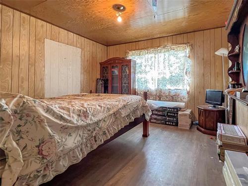 166055 31N Road, Reston, MB - Indoor Photo Showing Bedroom