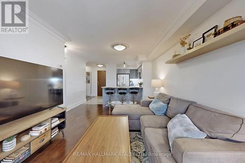 225 - 650 Sheppard Avenue E, Toronto (Bayview Village), ON - Indoor Photo Showing Living Room