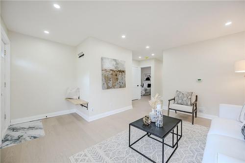 286 East 26Th Street, Hamilton, ON - Indoor Photo Showing Living Room