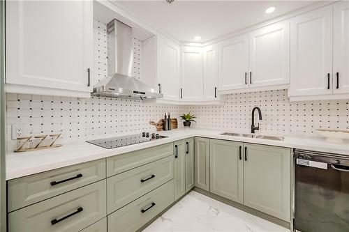 286 East 26Th Street, Hamilton, ON - Indoor Photo Showing Kitchen With Double Sink With Upgraded Kitchen