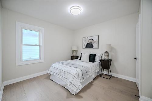 286 East 26Th Street, Hamilton, ON - Indoor Photo Showing Bedroom