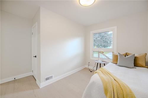 286 East 26Th Street, Hamilton, ON - Indoor Photo Showing Bedroom