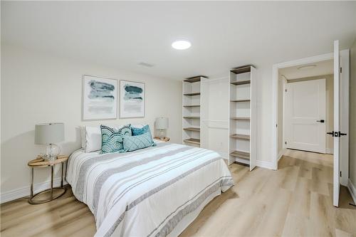 286 East 26Th Street, Hamilton, ON - Indoor Photo Showing Bedroom