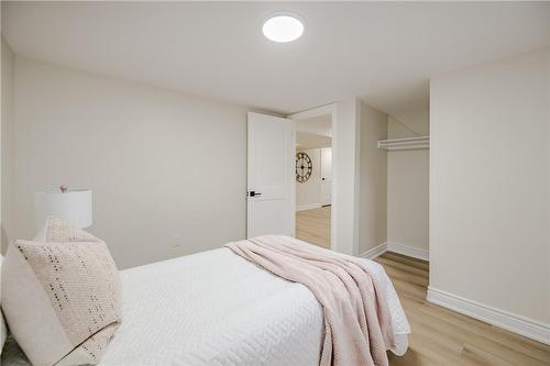 286 East 26Th Street, Hamilton, ON - Indoor Photo Showing Bedroom