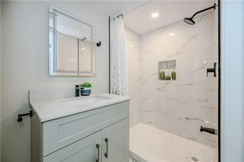 286 East 26Th Street, Hamilton, ON - Indoor Photo Showing Bathroom