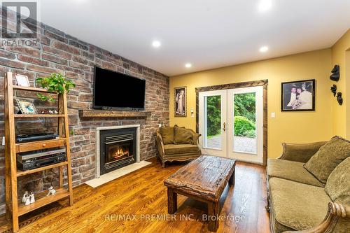 6808 Coolihans Side Road, Caledon, ON - Indoor Photo Showing Living Room With Fireplace