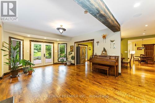 6808 Coolihans Side Road, Caledon, ON - Indoor Photo Showing Living Room