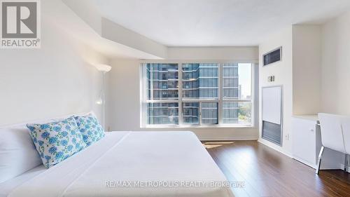 1002 - 7 Carlton Street, Toronto, ON - Indoor