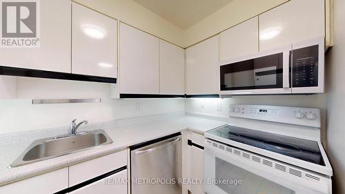 1002 - 7 Carlton Street, Toronto, ON - Indoor Photo Showing Kitchen