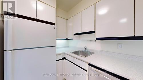 1002 - 7 Carlton Street, Toronto, ON - Indoor Photo Showing Kitchen