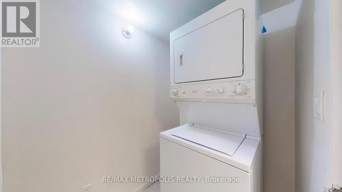 1002 - 7 Carlton Street, Toronto, ON - Indoor Photo Showing Laundry Room