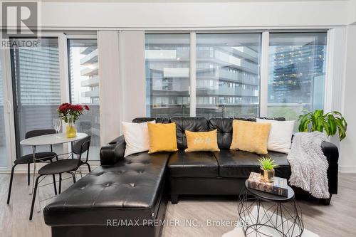 2608 - 55 Cooper Street, Toronto (Waterfront Communities), ON - Indoor Photo Showing Living Room